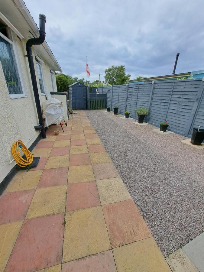 Beach & Tonic Beachside Chalet Humberston Bagian luar foto