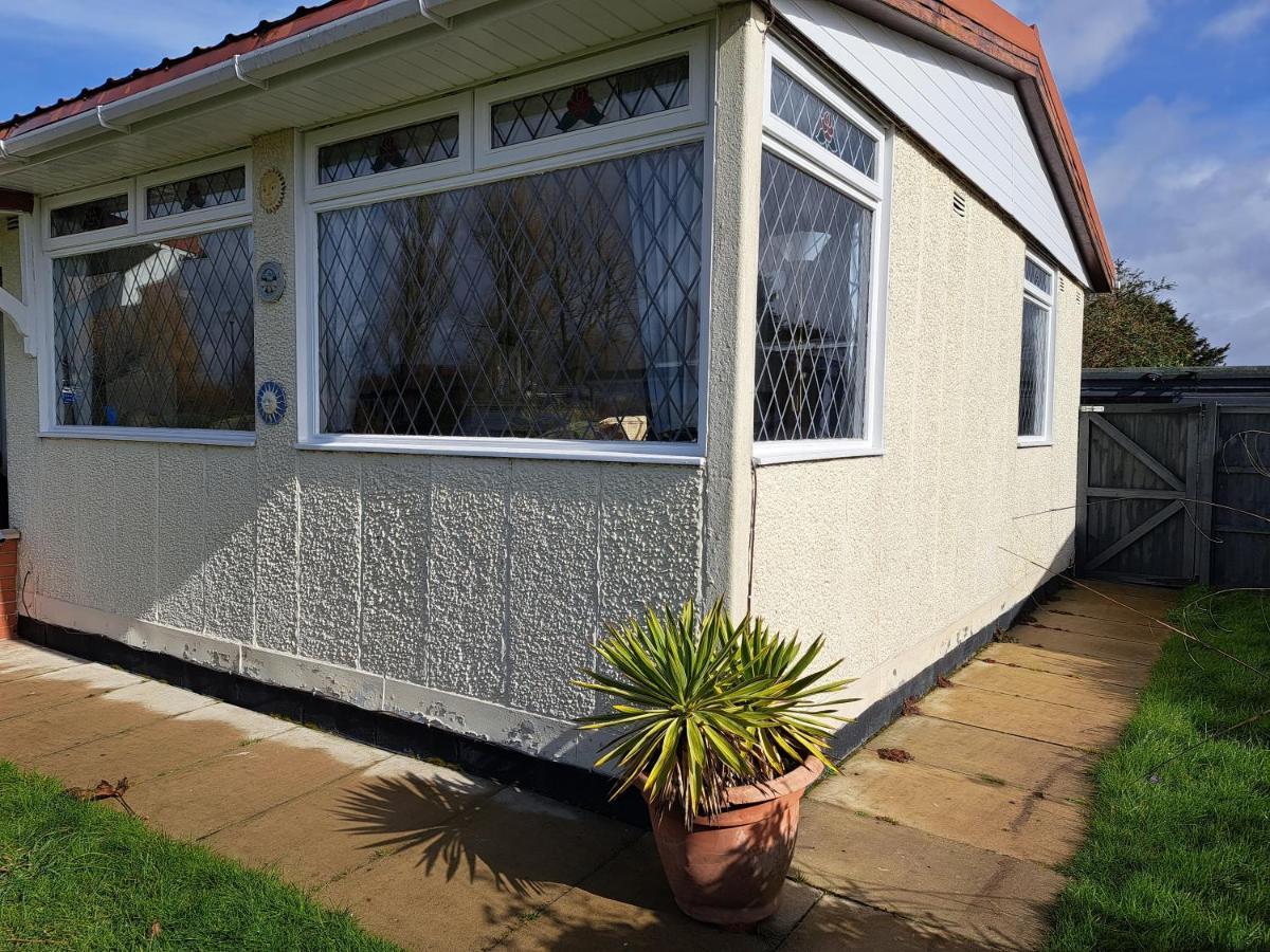 Beach & Tonic Beachside Chalet Humberston Bagian luar foto