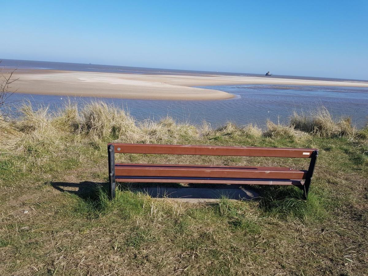 Beach & Tonic Beachside Chalet Humberston Bagian luar foto